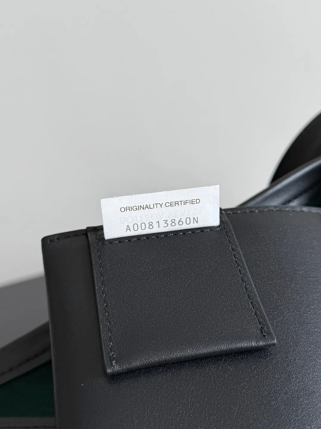 Batch 2220 Bottega Veneta small Sawyer leather model, but still light and soft, the straps can be knotted to adjust the length. Durable and large in capacity, it meets my extremely high standards for small carry-on bags. The texture of cowhide is really amazing, and it can be easily matched with both business and leisure. This bag is a Sawyer Bag that is interpreted with triangles and geometric circles👜. Its soft but indestructible appearance constitutes its fashionable beauty. You can freely adjust the length of the backpack😊No matter how complicated the world is, as long as there is a bag with you, everything will become better, and it is easy for boys and girls to control it! Style number: 815807 Size: 25*17*12cm